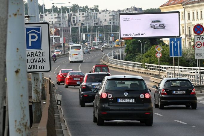 Nezamýšlený důsledek: Praha je průjezdnější než v jiné všední dny. Na magistrále směrem k Václaváku bývá v ranní špičce pravidelně "parkoviště", dnes se jelo i autem hladce.