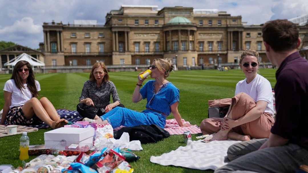 Buckinghamský palác lákal na to, že si lidé mohou v zahradách uspořádat piknik.