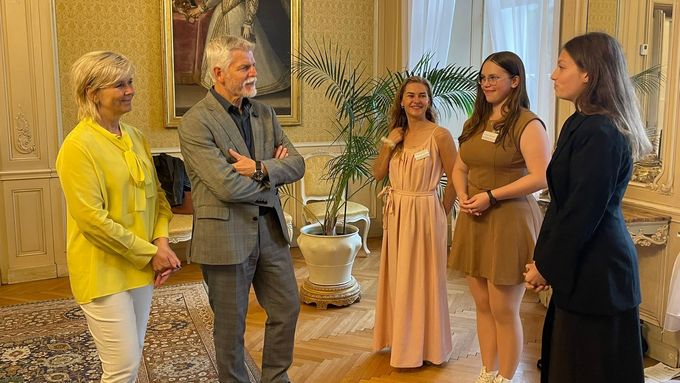 Aktuálně.cz mluvilo na zámku v Lánech s mladou aktivní ukrajinskou dvojící mladých, a přináší i obdivná slova prezidenta Petra Pavla k mladíkovi.