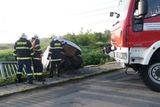 Když na místo nehody hasiči dorazili, otřesený a zraněný řidič seděl v kabině auta.
