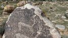 Kyrgyzové ani Rusové nejsou zdaleka první, kdo obývají pobřeží jezera Issyk-Kul. Petroglyfy neznámého původu jsou staré několik tisíc let.