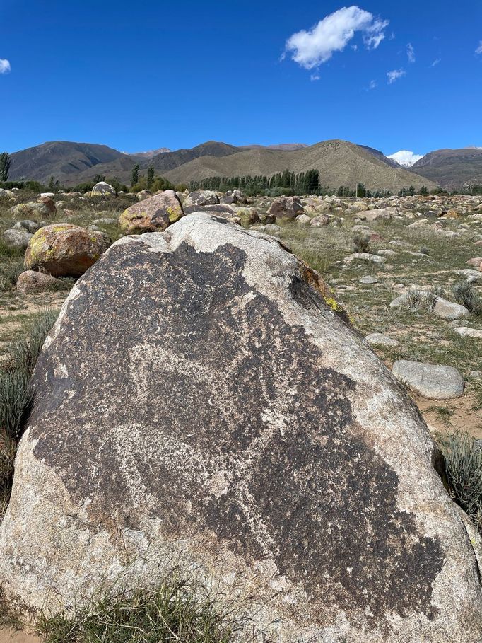 Kyrgyzové ani Rusové nejsou zdaleka první, kdo obývají pobřeží jezera Issyk-Kul. Petroglyfy neznámého původu jsou staré několik tisíc let.