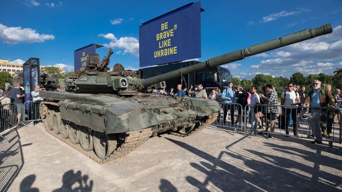 Výstava zničené ruské vojenské techniky na Letné