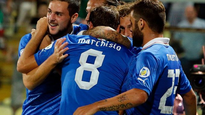 Radost italských fotbalistů, Destro právě vstřelil gól Maltě.