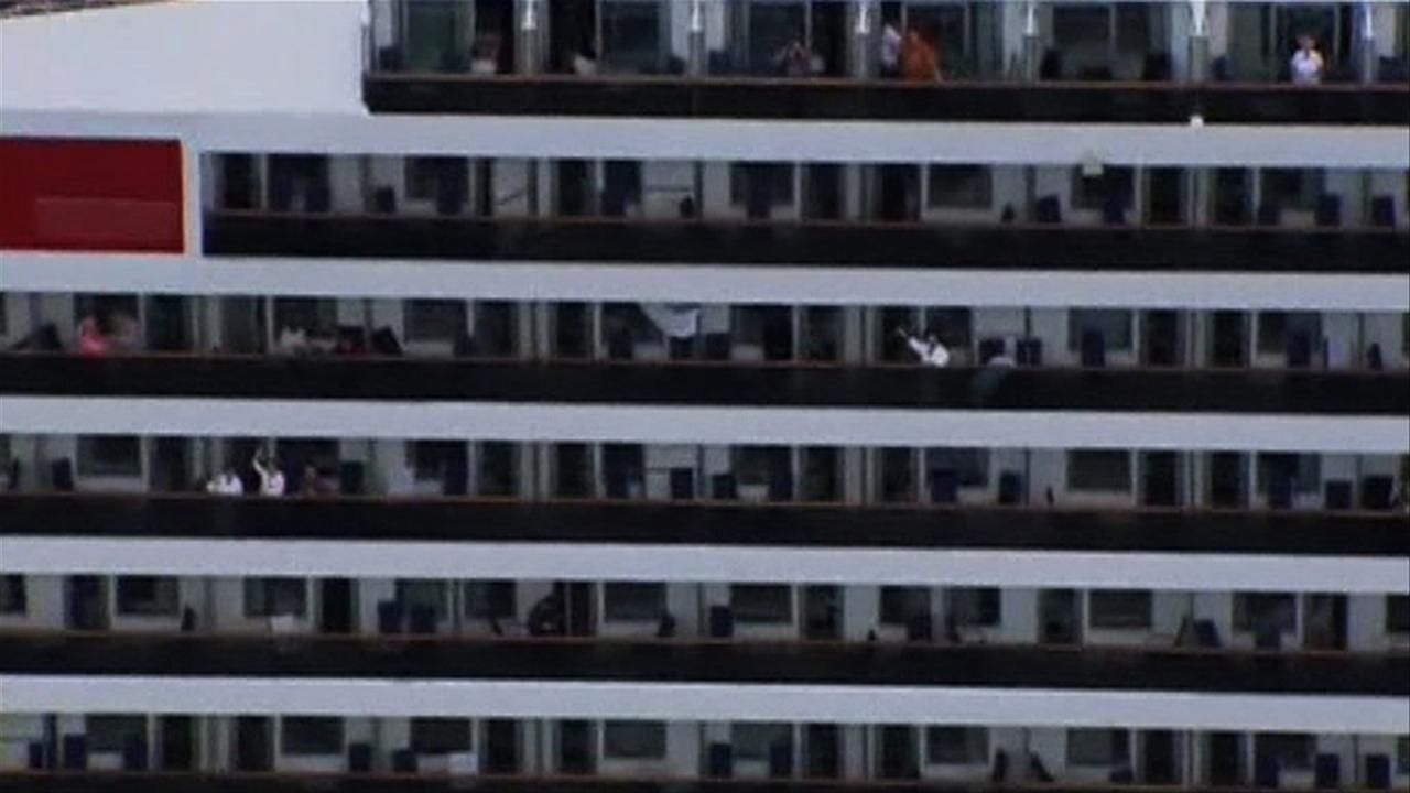 People wave on their balconies on the cruise ship Carnival Triumph cruise ship in this video frame grab from NBC News taken off the coast of Alabama February 14, 2013. Three tugboats were hauling the disabled cruise ship Carnival Triumph cruise ship slowly into port in Mobile, Alabama, on Thursday where its arrival with more than 4,220 people aboard was expected later in the day, authorities said. REUTERS/NBC News/Handout (UNITED STATES - Tags: BUSINESS SOCIETY MARITIME TRANSPORT TRAVEL HEALTH) NO SALES. NO ARCHIVES. FOR EDITORIAL USE ONLY. NOT FOR SALE FOR MARKETING OR ADVERTISING CAMPAIGNS. THIS IMAGE HAS BEEN SUPPLIED BY A THIRD PARTY. IT IS DISTRIBUTED, EXACTLY AS RECEIVED BY REUTERS, AS A SERVICE TO CLIENTS Published: Úno. 14, 2013, 7:10 odp.