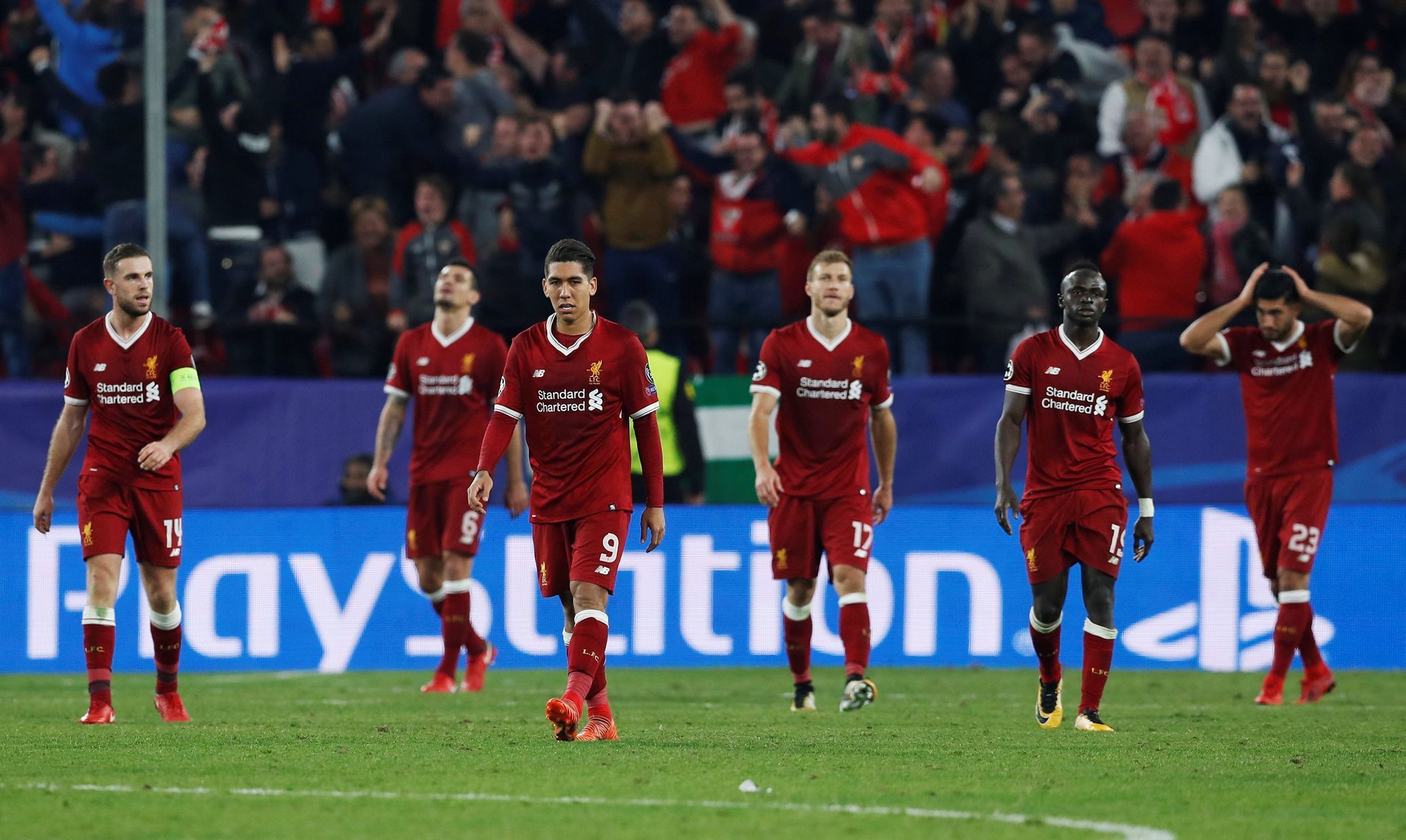 Zklamaní fotbalisté Liverpoolu po remíze v Seville