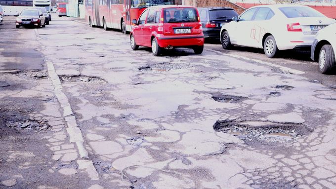 Tradičně nejhorším místem je už několik let ulice U Seřadiště v Praze. Letos by se snad konečně mohlo začít s opravami, slibují pražské technické služby.