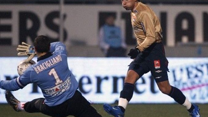 Milan Baroš skóruje ještě v dresu Lyonu.