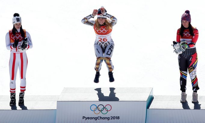 Anna Veithová, Ester Ledecká a Tina Weiratherová na stupních vítězů v super-G na ZOH 2018