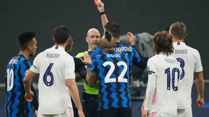 Soccer Football - Champions League - Group B - Inter Milan v Real Madrid - San Siro, Milan, Italy - November 25, 2020 Inter Milan's Arturo Vidal is sent off by referee An