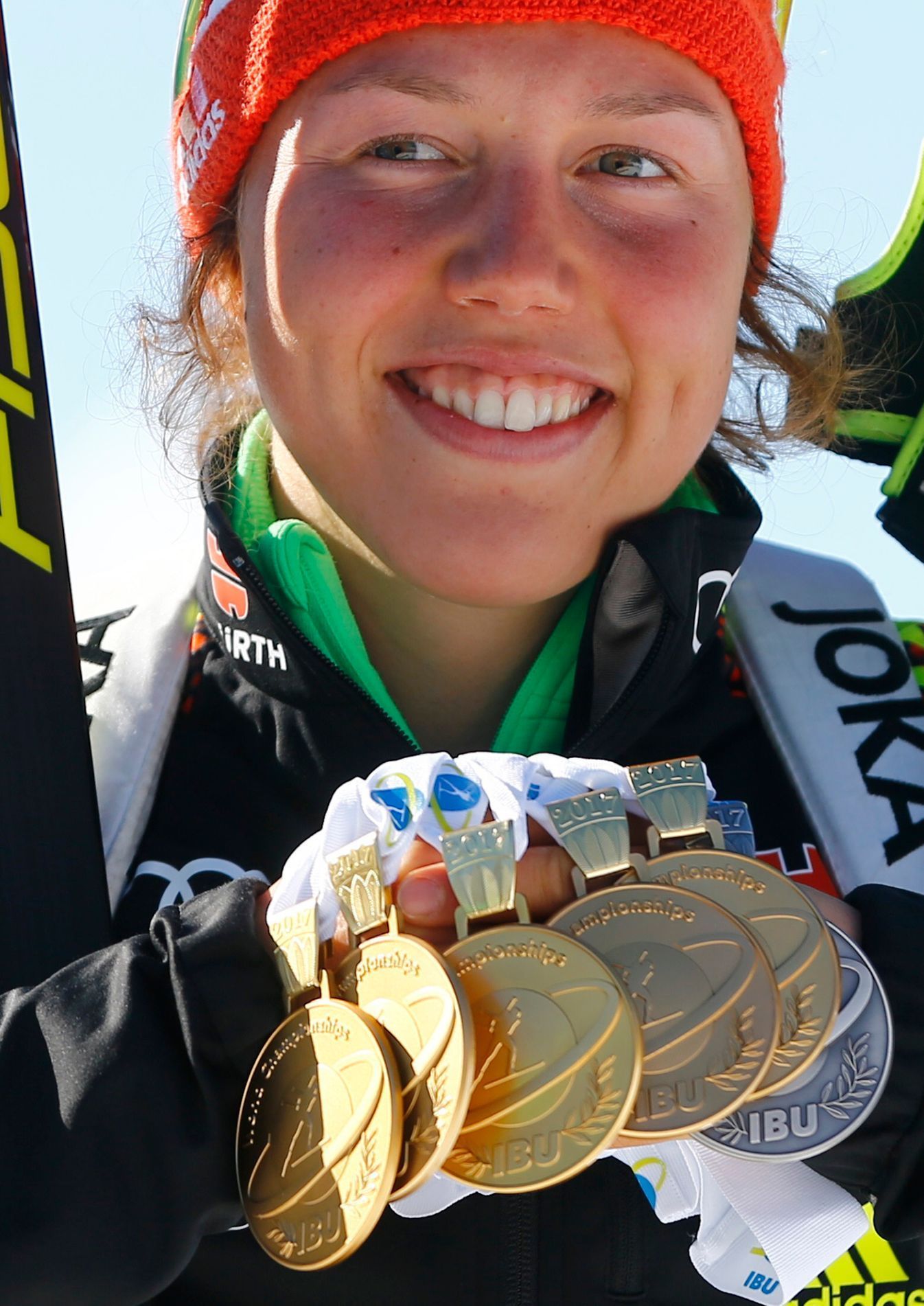 MS 2017, masák Ž: Laura Dahlmeierová s medailemi z Hochfilzenu