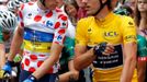 Dánský cyklista Daniel Mørkøv ze stáje Saxo Bank se baví se Švýcarem Fabianem Cancellarou během třetí etapy Tour de France 2012.