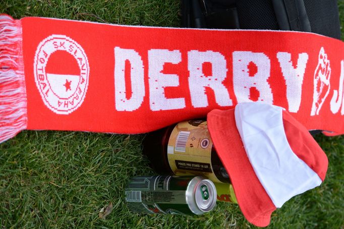 Pochod fanoušků fotbalové Slavie na 283. derby (jaro 2015)