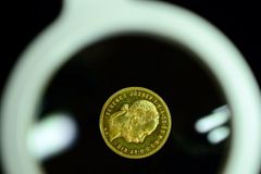 Padělané mince s českým granátem. Mincovní obchod opět klame lidi a je agresivní
