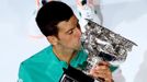 Novak Djokovič s trofejí pro vítěze Australian Open 2021