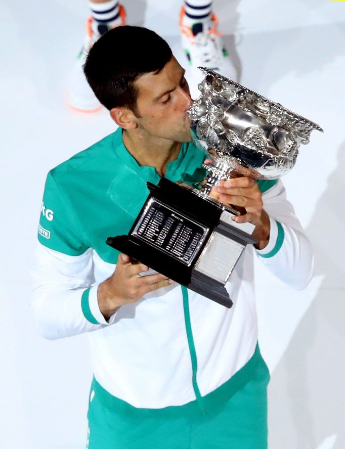 Novak Djokovič s trofejí pro vítěze Australian Open 2021