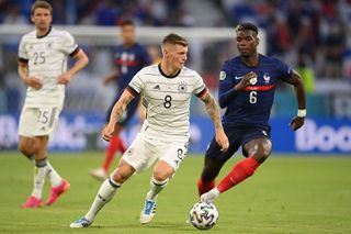 Němec Toni Kroos už zase hledá, komu by poslal míč v utkání s Francií