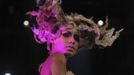 A model presents a creation by hair stylist David Murray at the 30th anniversary of the Alternative Hair Show at the Royal Albert Hall in London October 14, 2012. REUTERS/Olivia Harris (BRITAIN - Tags: SOCIETY FASHION) Published: Říj. 15, 2012, 1:52 dop.