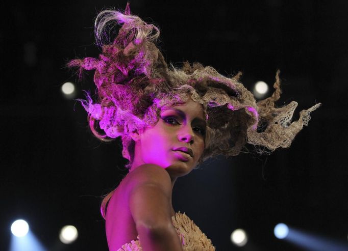 A model presents a creation by hair stylist David Murray at the 30th anniversary of the Alternative Hair Show at the Royal Albert Hall in London October 14, 2012. REUTERS/Olivia Harris (BRITAIN - Tags: SOCIETY FASHION) Published: Říj. 15, 2012, 1:52 dop.