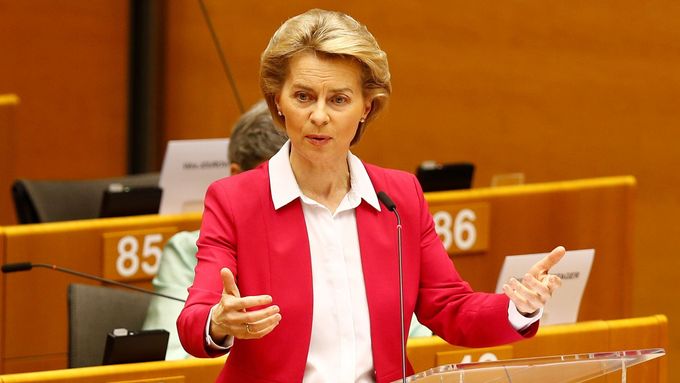 Předsedkyně Evropské komise Ursula von der Leyenová při projevu v Evropském parlamentu k ekonomické záchraně států