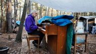 "Funguje to tady jako komunita, všichni si navzájem pomáhají a jsou tu spokojení. Panuje tu duch sounáležitosti," vysvětlil reportérům televize CNN reverend.