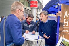 Hilšer sbírá podpisy v ulicích, Fischer spouští prezidentskou kampaň přímo z Hradu