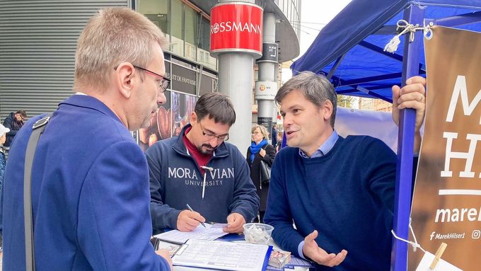 Senátor Marek Hilšer při sběru podpisů pro prezidentskou kandidaturu v roce 2022 u svého stánku na stanici pražského metra Anděl.