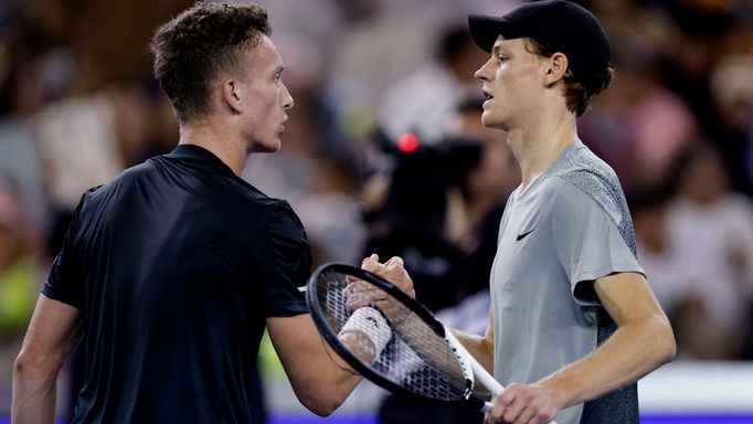 Tennis - China Open - China National Tennis Center, Beijing, China - September 30, 2024 Italy's Jannik Sinner shakes hands with Czech Republic's Jiri Lehecka after winnin