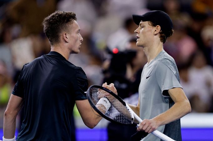 Tennis - China Open - China National Tennis Center, Beijing, China - September 30, 2024 Italy's Jannik Sinner shakes hands with Czech Republic's Jiri Lehecka after winnin