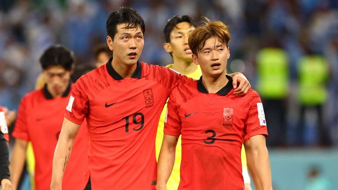 Kim Jong-kwon (vlevo) a Kim Čin-su v utkání MS 2022 Jižní Korea - Uruguay