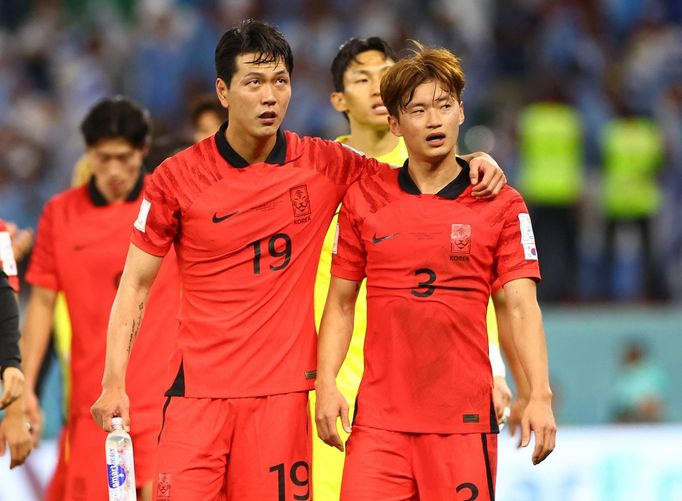 Kim Jong-kwon (vlevo) a Kim Čin-su v utkání MS 2022 Jižní Korea - Uruguay