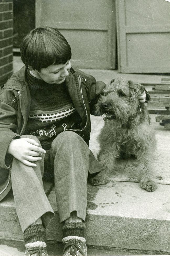 Tomáš Holý a jeho pes Alton čekají na záběr během natáčení filmu Prázdniny pro psa. Rok 1980