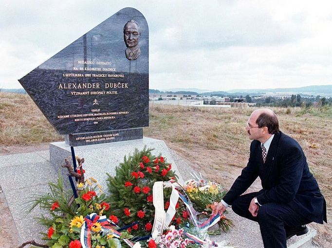 Pomník Alexandra Dubčeka nedaleko místa jeho tragické nehody 7. 11 v roce 1992. Fotografie ze života Alexandra Dubčeka