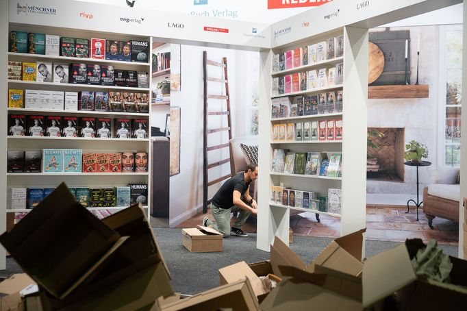 Pohled na stánek mnichovského nakladatelství.