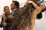 Návštěvníci míjejí sochu Woman with sticks od Rona Muecka