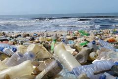 Plasty zaplavují svět, Čína už o ně nemá zájem. Češi si za odpad možná připlatí