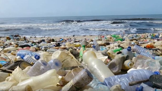 Částice plastů se uvolňují z kosmetiky i syntetického oblečení, jsou jich plné oceány, upozorňuje Jan Freidinger z hnutí Greenpeace.