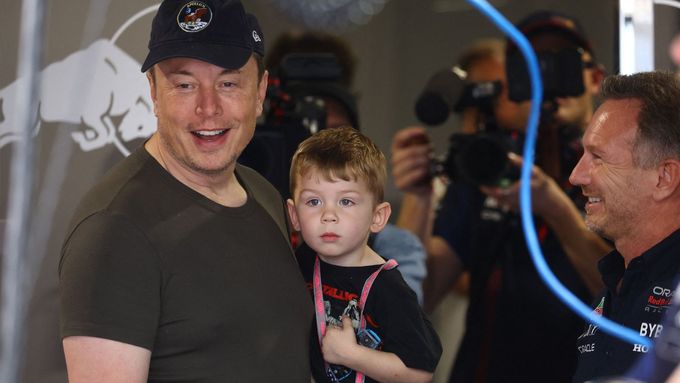 Podnikatel Elon Musk a jeho syn pojmenovaný X Æ A-Xii.