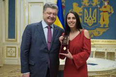 Ukrajinu podpořil celý svět, řekl Porošenko. Jamale za Eurovizi udělil titul národní umělkyně