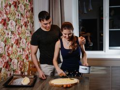 Žena a muž v kuchyni, chačapuri
