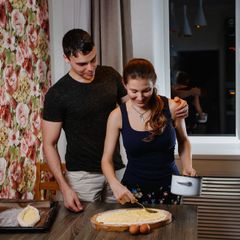 Žena a muž v kuchyni, chačapuri