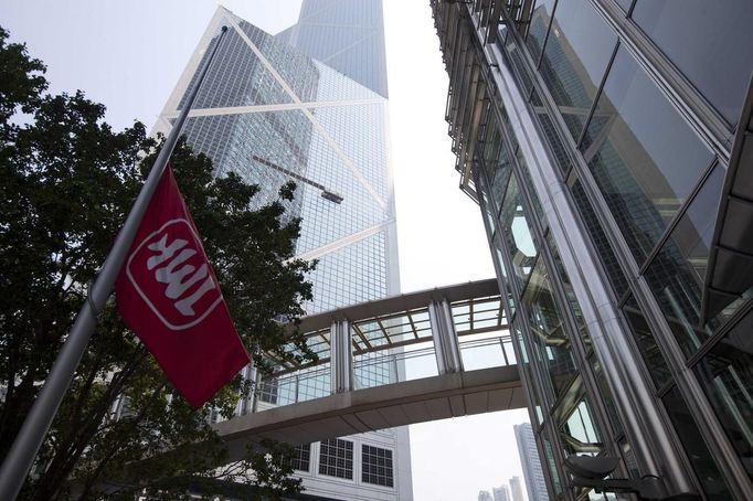 The flag of Hutchison Whampoa Ltd., owned by Hong Kong tycoon Li Ka-shing, is being lowered to half-mast as a sign of respect for the victims of a fatal boat accident in Hong Kong October 2, 2012. The ferry involved in the accident belongs to the Hongkong Electric Company and is also controlled by Li. At least 36 people died and dozens were injured when the ferry carrying more than 120 people on a company outing collided with another ferry and sank near an island south of Hong Kong on Monday night in one of the city's worst maritime accidents. REUTERS/Tyrone Siu (CHINA - Tags: DISASTER BUSINESS) Published: Říj. 2, 2012, 6:10 dop.