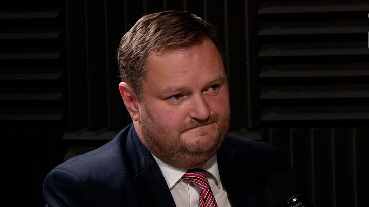 Některé hospody nepřežijí. Ekonom varuje před plány příští vlády
