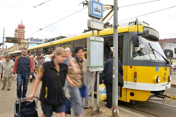 Tramvaj na plzeňské zastávce Sady Pětatřicátníků