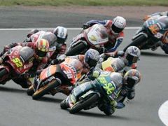 Lukáš Pešek (úplně vlevo) bojuje na trati v Le Mans, kde nakonec obsadil druhé místo. V čele skupiny závodníků jede pozdější vítěz závodu Sergio Gadea. Bradley Smith (uprostřed) dojel třetí.