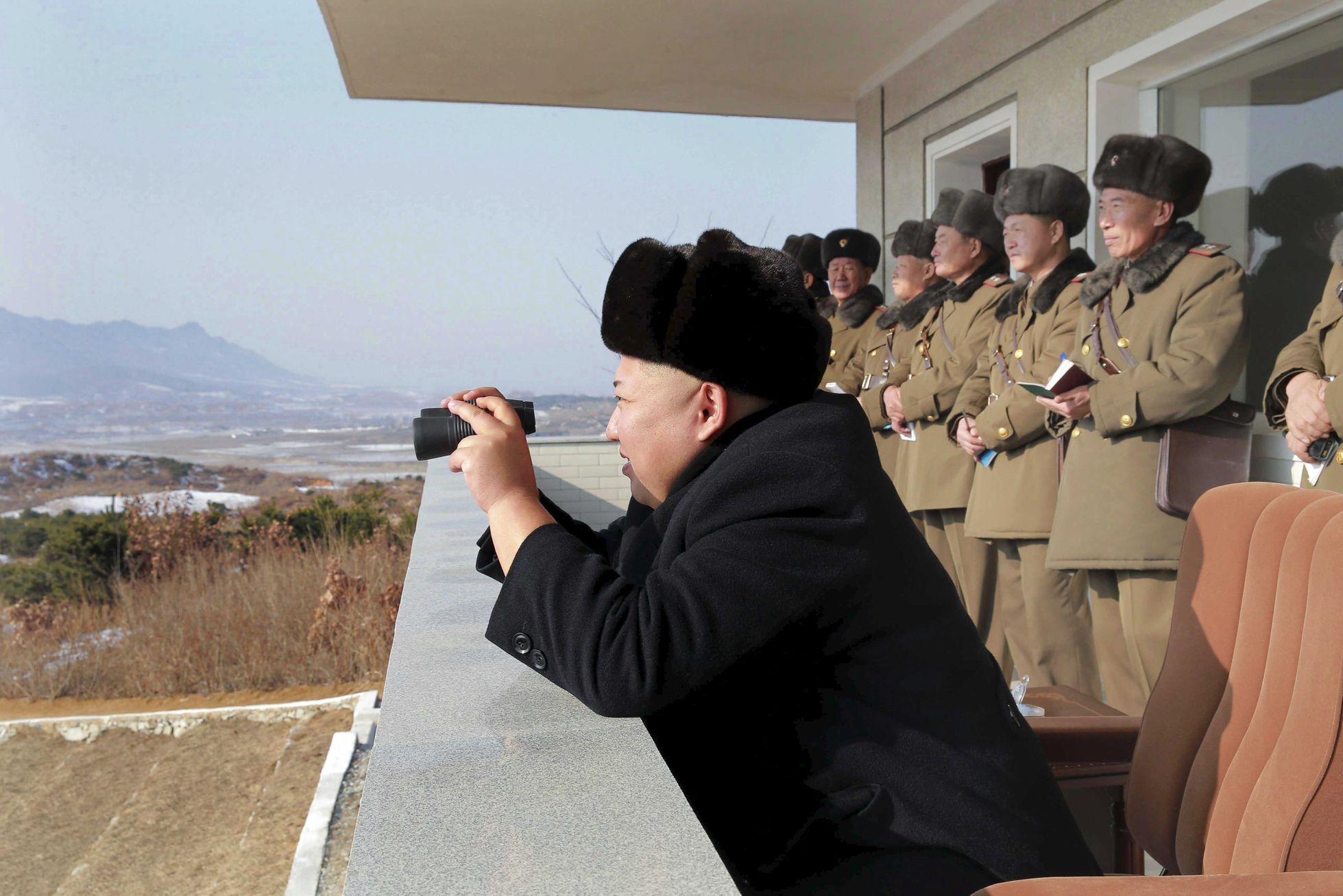 Kim Čong-un na inspekci armády. Snímek byl podle agentury KCNA pořízen 24.prosince.