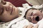 Porod doma? Riskujete zdraví matky i dítěte, v Česku nejsou pro domácí porod podmínky, říká Pařízek