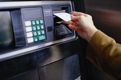 Pozor na novou fintu u bankomatů, varuje e-mail