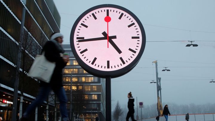 V neděli si Češi přispí. Skončí letní čas, hodiny se posunou z 03:00 na 02:00; Zdroj foto: Reuters