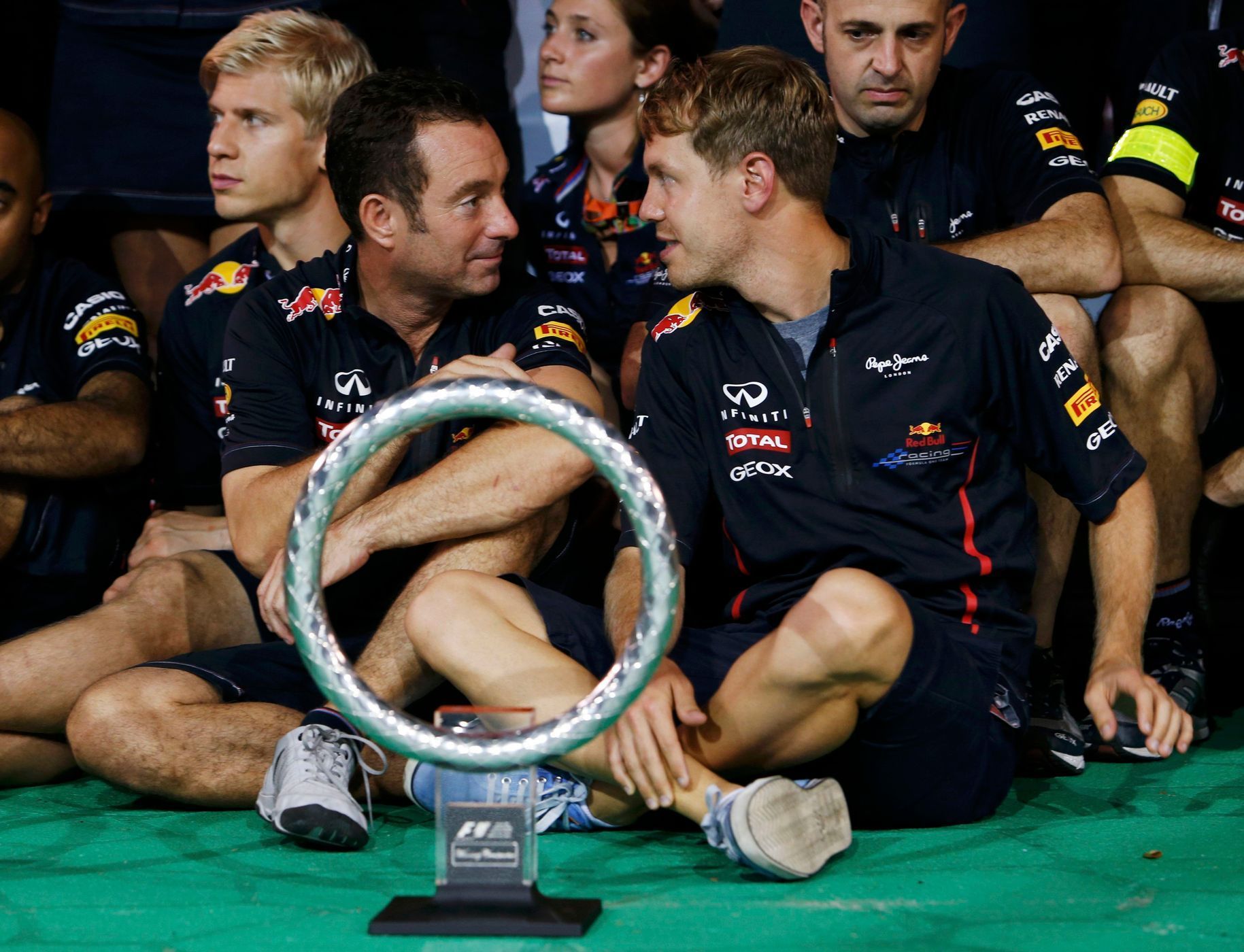 Velká cena Singapuru, Sebastian Vettel s mechaniky
